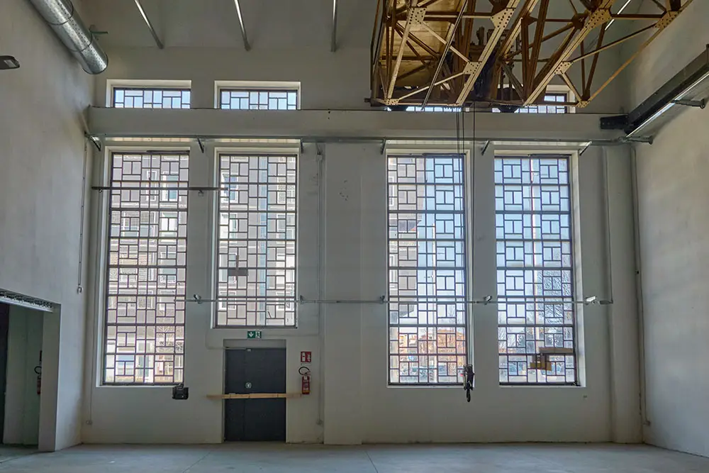 interno spazio Manzini Off Parma ex officine tremila metri quadri